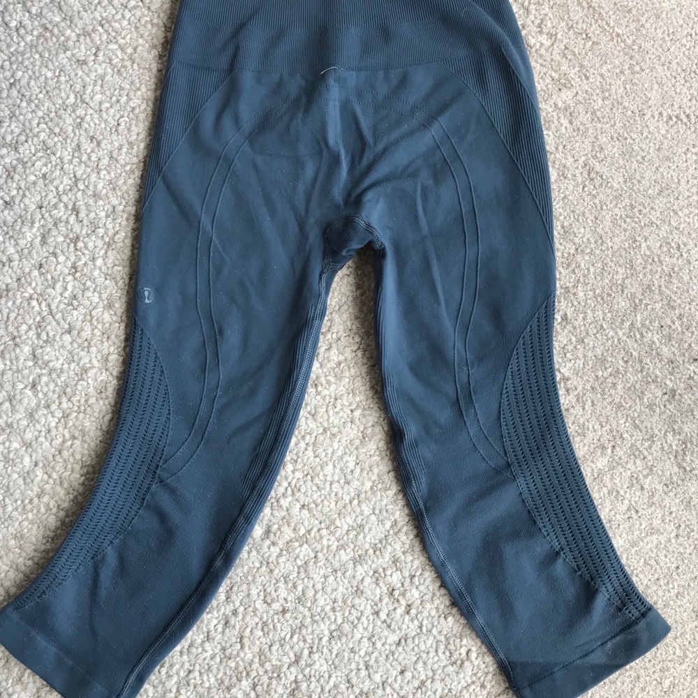 Blue/grey lululemon cropped leggings